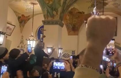 Φασιστικά συνθήματα από οπαδούς της Λάτσιο στην αγαπημένη μπυραρία του Χίτλερ στο Μόναχο!