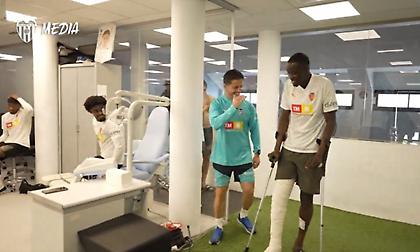 Ο Ντιακαμπί επισκέφθηκε με πατερίτσες το προπονητήριο της Βαλένθια