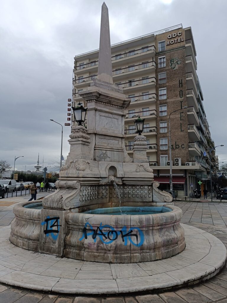 Θεσσαλονίκη: Οπαδοί του ΠΑΟΚ και του Ηρακλή έγραψαν με σπρέι εμβληματικό συντριβάνι