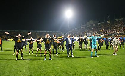 Οι πανηγυρισμοί του Μάντζιου με τους παίκτες, ο κόσμος και τα χαμόγελα: Η παρακάμερα από την πρόκριση του Άρη