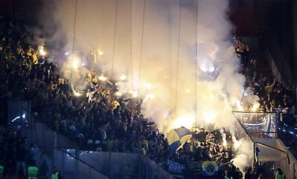 Χαμός από τους οπαδούς της Μακάμπι, άναψαν 15-20 καπνογόνα με τη σέντρα