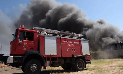 Φωτιά σε μάντρα αυτοκινήτων στα Πατήσια