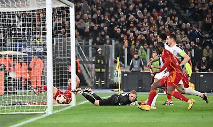 Υβριστικό πανό για την βασίλισσα Ελισάβετ στο Ρόμα-Μπράιτον