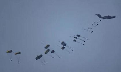 Πέντε νεκροί και 10 τραυματίες από πτώση κιβωτίων με ανθρωπιστική βοήθεια στη Γάζα