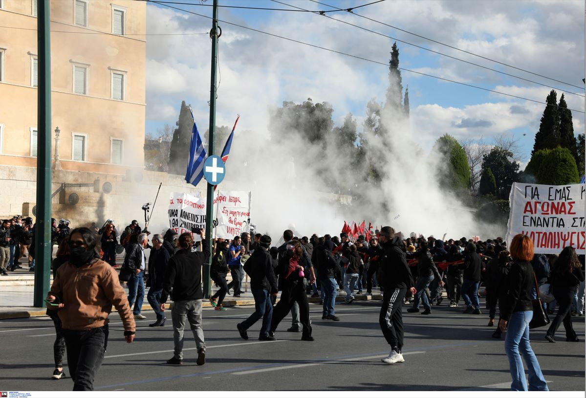 Στους 9 οι τραυματίες στο νέο γύρο επεισοδίων με χημικά στην πορεία στο Σύνταγμα