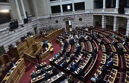 Στη Βουλή το νομοσχέδιο για συμπληρωματικό φόρο έως 15% σε πολυεθνικές επιχειρήσεις και μεγάλους ομίλους