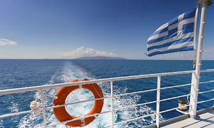 Πλοίο επιστρέφει στον Πειραιά με 453 επιβάτες λόγω μηχανικής βλάβης