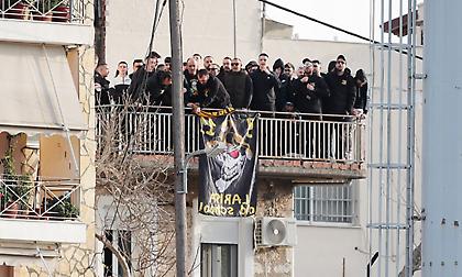 Η αστυνομία προσήγαγε οπαδούς της ΑΕΚ που είδαν το ματς με τη Λαμία από… ταράτσες!