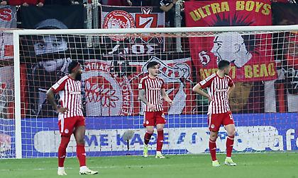 «Αλλιώς ονειρευόμαστε τον Ολυμπιακό» και έντονες αποδοκιμασίες στο Καραϊσκάκη!