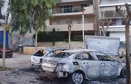 Επεισόδια τη νύχτα στην Πανεπιστημιούπολη: Κουκουλοφόροι επιτέθηκαν στην διεύθυνση των ΜΑΤ-Κάηκαν 5 αυτοκίνητα