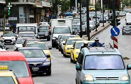 Μποτιλιαρισμένη η κάθοδος της Κηφισίας λόγω τροχαίου -Πολύ αυξημένη κίνηση σε κεντρικά σημεία της Αθήνας