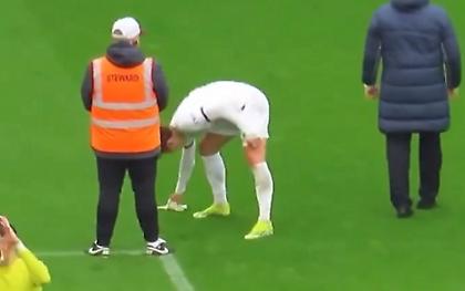 Respect στον Σον: Καθάρισε το «Βίλα Παρκ» από σκουπίδια στον αγωνιστικό χώρο