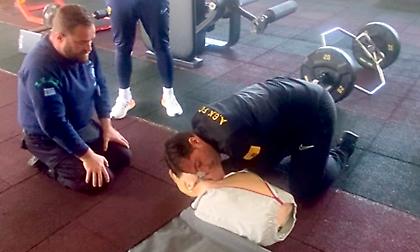 ΑΕΚ: «Μάθημα» ΚΑΡΠΑ και χρήσης απινιδωτή από το ΕΚΑΒ (pics)