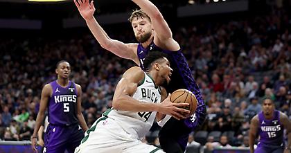 Αντετοκούνμπο για Βεζένκοφ: «Είμαι χαρούμενος για εκείνον»