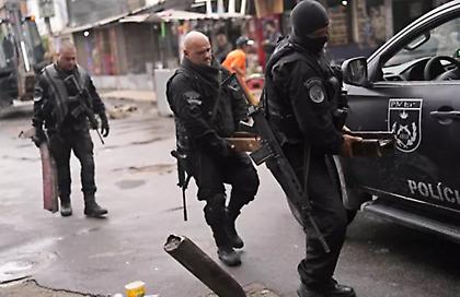 Βραζιλία: Παραδόθηκε στην αστυνομία ένοπλος που κρατούσε ομήρους σε λεωφορείο