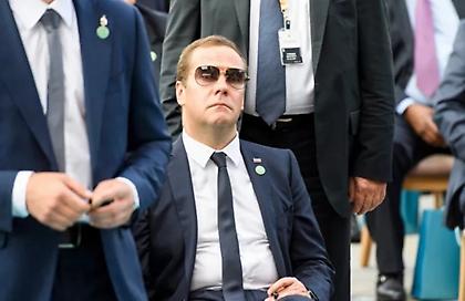 Ανατριχιαστικό μήνυμα Μεντβέντεφ: «Θυμήσου ότι πρέπει να πεθάνεις» - Η φωτό με κρεμάλες από τον Β’ Παγκόσμιο