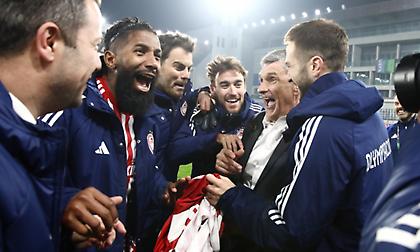 Τρέλα από τους παίκτες του Ολυμπιακού - Οι πανηγυρισμοί στο γήπεδο και στα αποδυτήρια