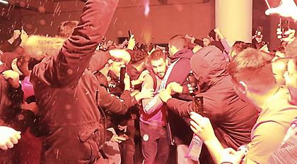 Καρέ-καρέ η αποθεωτική υποδοχή για την αποστολή του Ολυμπιακού