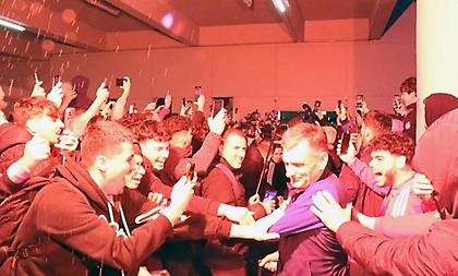 BAM TV | Νέα πλάνα από την αποθεωτική υποδοχή του Ολυμπιακού στο αεροδρόμιο μετά την επική πρόκριση