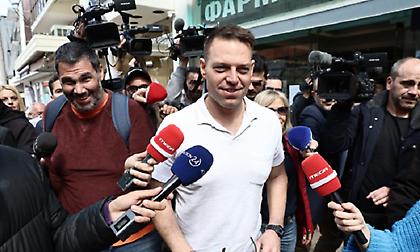 Στη Θήβα ο Στέφανος Κασσελάκης: «Καλός πολίτης» του φώναζαν - Στις 16:00 παρουσιάζεται στο στρατόπεδο