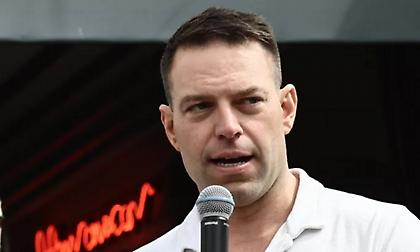 Κασσελάκης από Θήβα: «Είμαι υπερήφανος για τη χώρα μου, αλλά όχι για όλα όσα συμβαίνουν στη χώρα μου»