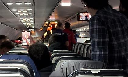 ΕΠΟΣ: Ο πιλότος του Ολυμπιακού με τρομπέτα σε ρόλο… Ατίλιο ξεσήκωσε την «ερυθρόλευκη» αποστολή μέσα στο αεροπλάνο!