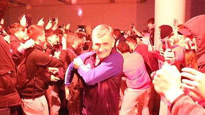 «Θρύλε σ’ αγαπώ, φέρτε μας το ευρωπαϊκό!»: Χαμός στο αεροδρόμιο κατά την άφιξη του Ολυμπιακού