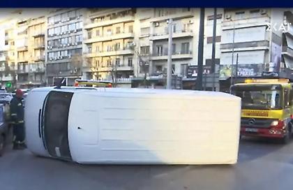 Αυξημένη κίνηση στην Πατησίων λόγω τροχαίου - Αναποδογύρισε φορτηγάκι