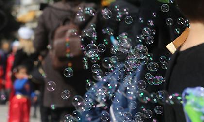 Απόκριες 2024: Υπαίθριο πάρτι και ανοικτά μαγαζιά αύριο στο ιστορικό κέντρο της Αθήνας