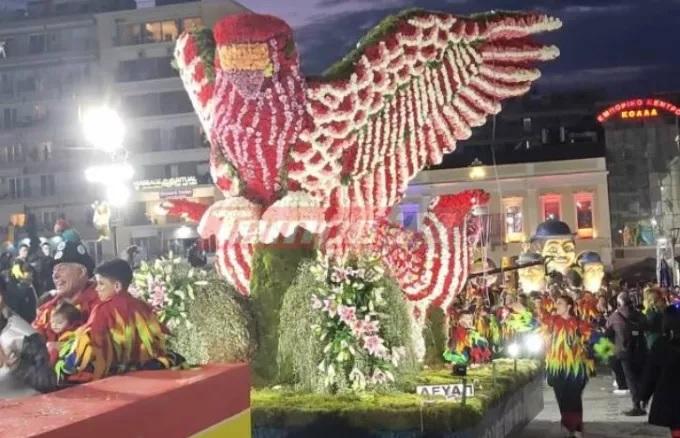 Νυχτερινή ποδαράτη παρέλαση για χιλιάδες καρναβαλιστές στην Πάτρα