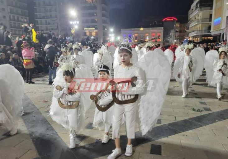 Νυχτερινή ποδαράτη παρέλαση για χιλιάδες καρναβαλιστές στην Πάτρα