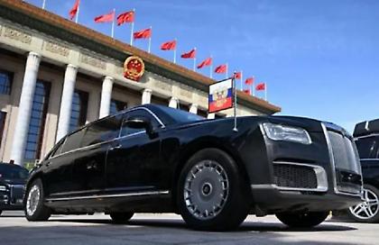 Βόρεια Κορέα: Ο Κιμ Γιονγκ Ουν επιθεώρησε στρατιωτικές ασκήσεις με λιμουζίνα δώρο του Πούτιν