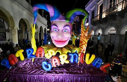 Καρναβάλι της Πάτρας: Εντυπωσιακές εικόνες από την νυχτερινή παρέλαση αρμάτων - Βουλιάζει η πόλη από επισκέπτες