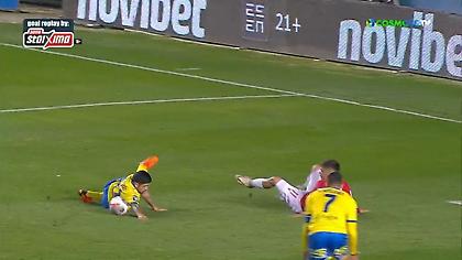 Σκόραρε μετά από ντρίμπλα... κατά λάθος αλλά είδε το γκολ να ακυρώνεται για χέρι ο Ντίας!