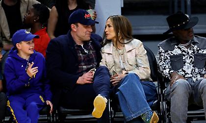 Τζένιφερ Λόπεζ και Μπεν Άφλεκ μαζί στο Λέικερς-Γουόριορς, χάρισε ρακέτα στον Κάρι ο Τζόκοβιτς