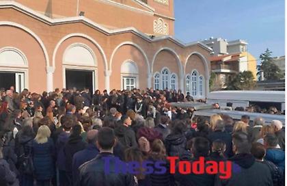 Σπαραγμός στην κηδεία του 15χρονου στην Αλεξανδρούπολη
