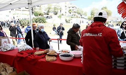 Μοίρασε σαρακοστιανά εδέσματα στον Πειραιά ο Ολυμπιακός