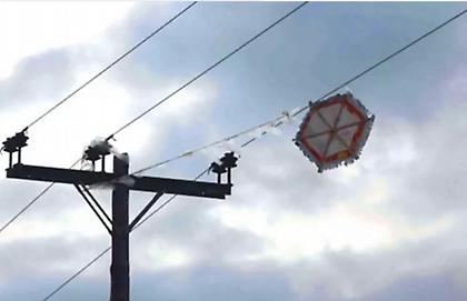 Παραλίγο τραγωδία στα Ίσθμια: Γυναίκα χτυπήθηκε με ρεύμα όταν ο χαρταετός της ακούμπησε σε κολώνα της ΔΕΗ