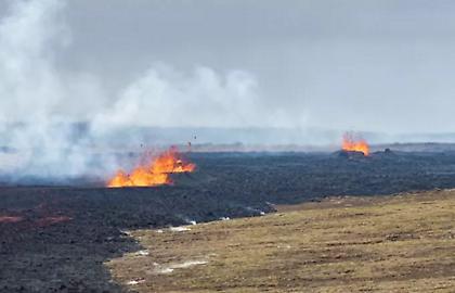 Συνεχίζει να «ξερνάει» λάβα το ηφαίστειο της Ισλανδίας –  «Προς το παρόν» ασφαλή υποδομές και σπίτια