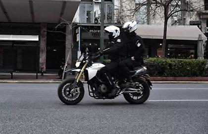 Συνελήφθησαν δύο 16χρονοι για ληστείες σε βάρος ανηλίκων στη Γλυφάδα