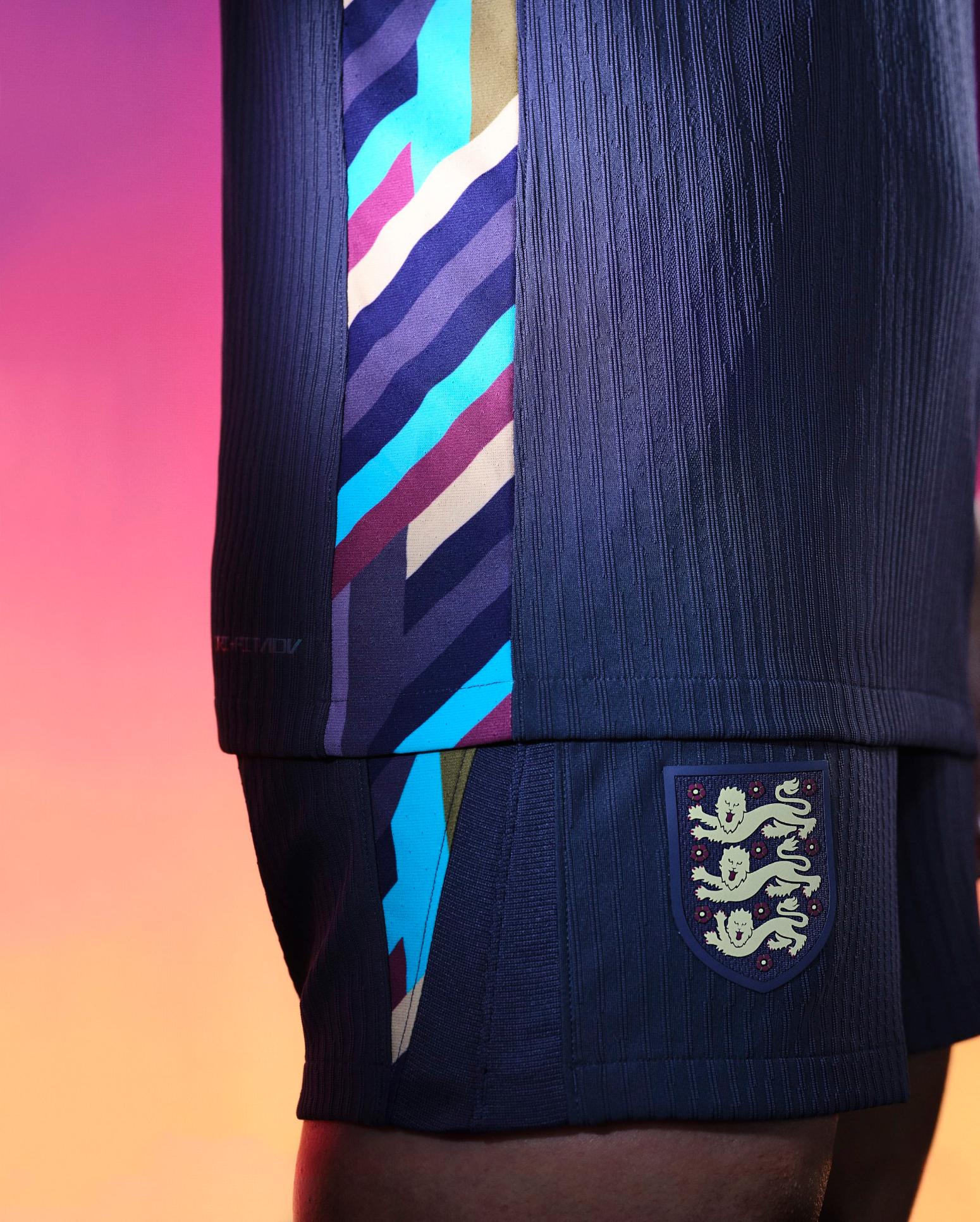 Το εκτός έδρας σετ της Αγγλίας για το Euro 2024 κυκλοφόρησε και η χρωματική επιλογή έκπληξ