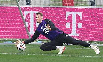 Τραυματίστηκε και αποχώρησε από την αποστολή της εθνικής Γερμανίας ο Νόιερ