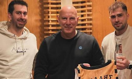 Τα είπε με Τολιόπουλο και του χάρισε υπογεγραμμένη φανέλα ο Γκάλης