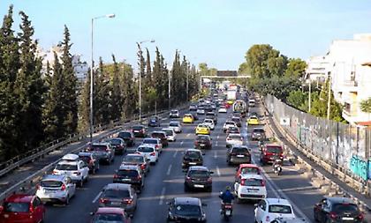 Καραμπόλα τριών ΙΧ στην κάθοδο της Κηφισού - Ισχυρό μποτιλιάρισμα