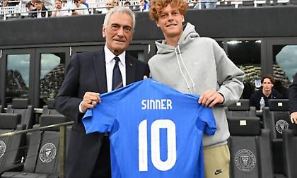 Δώρο στον Σίνερ μια φανέλα της εθνικής Ιταλίας