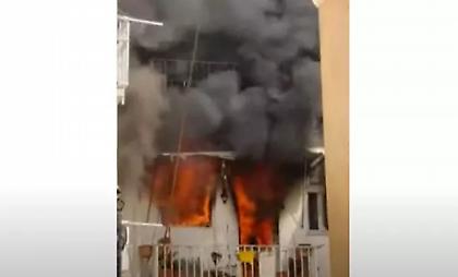 Φωτιά σε σπίτι στο κέντρο της Ερμούπολης: Απεγκλωβίστηκε 88χρονη γυναίκα