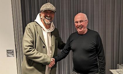 Συνάντηση γιγάντων: Κλοπ και Έρικσον είχαν θερμό εναγκαλισμό πριν το φιλικό των legends της Λίβερπουλ με τον Άγιαξ