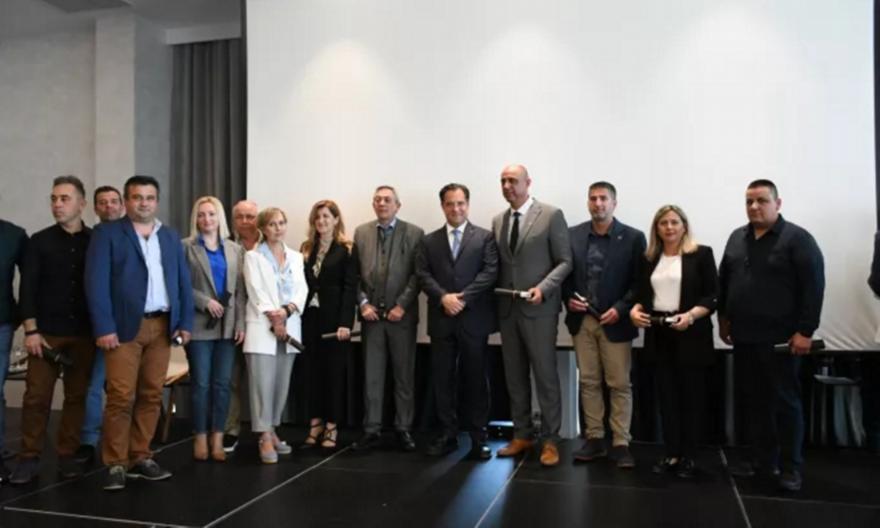 Ο Άδωνις Γεωργιάδης βραβεύτηκε για την προσφορά του στο ΕΚΑΒ