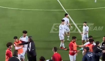 Απίστευτο: Ο προπονητής της Αλγερίας U20 χαστούκισε τους παίκτες του μετά από καυγά με αντιπάλους!