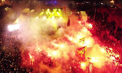 Έγινε η νύχτα… μέρα: Λαοθάλασσα στην Αριστοτέλους για τα 110α γενέθλια του Άρη!